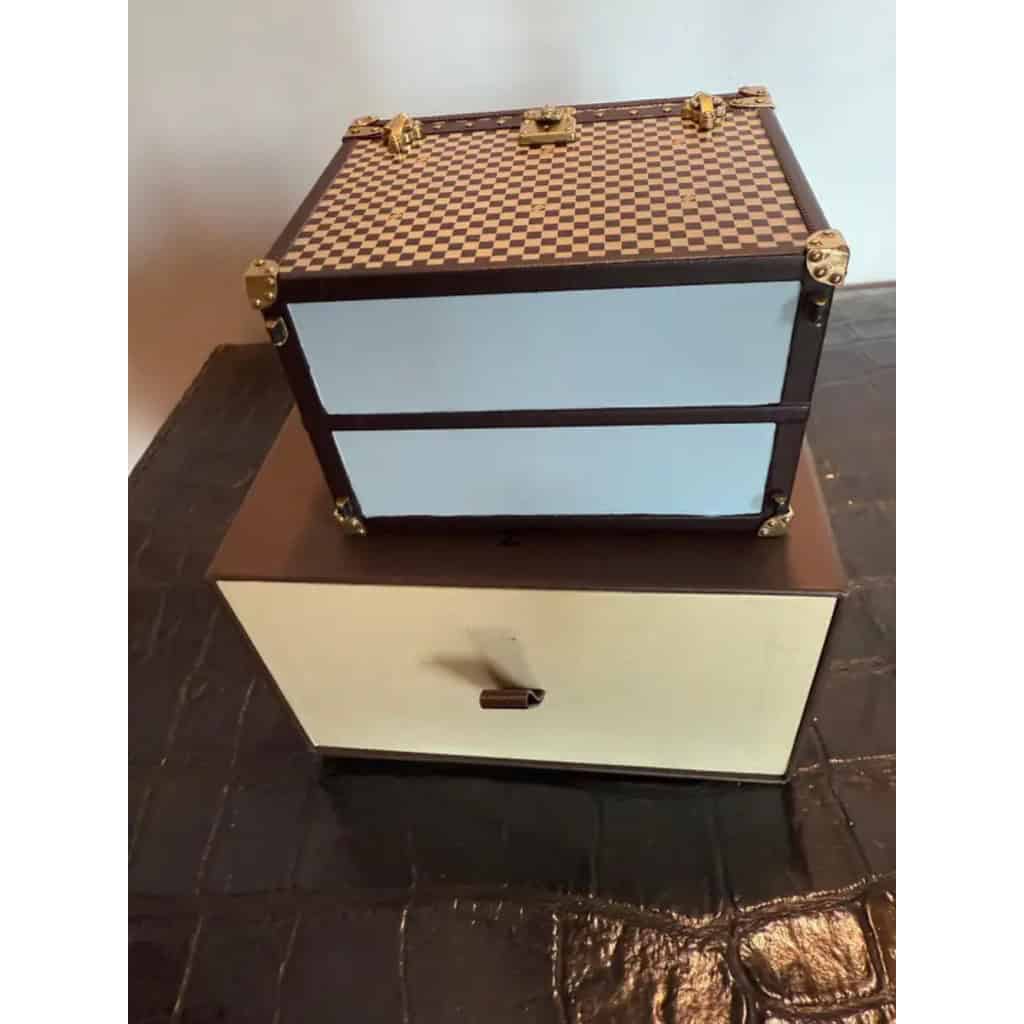 Presse papier Louis Vuitton edition limitée, mini coffret a bijoux Vuitton en forme de malle 14