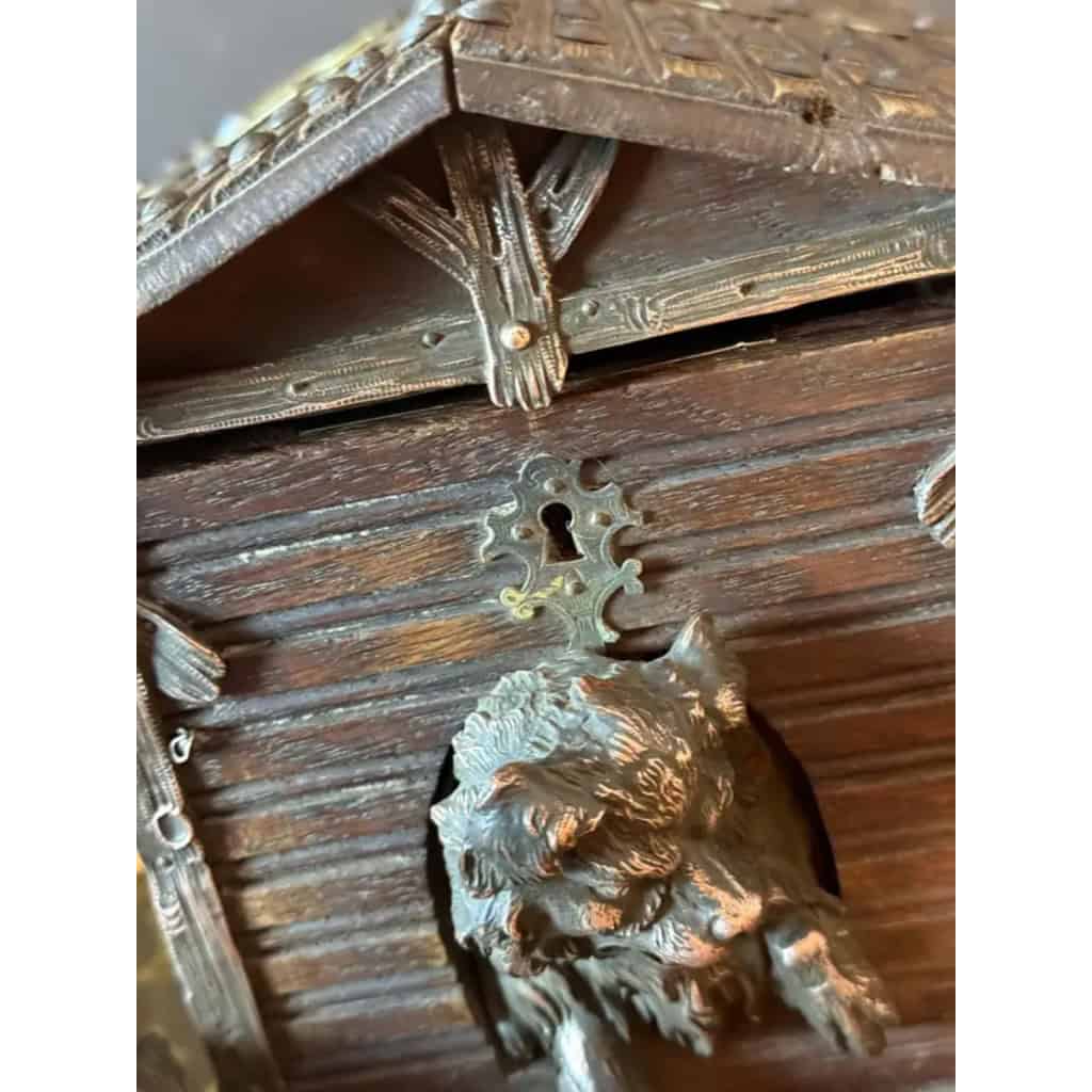 Cave à cigares ancienne en bois sculpté et décor de chien 16 Cave à cigares ancienne en bois sculpté et décor de chien 16