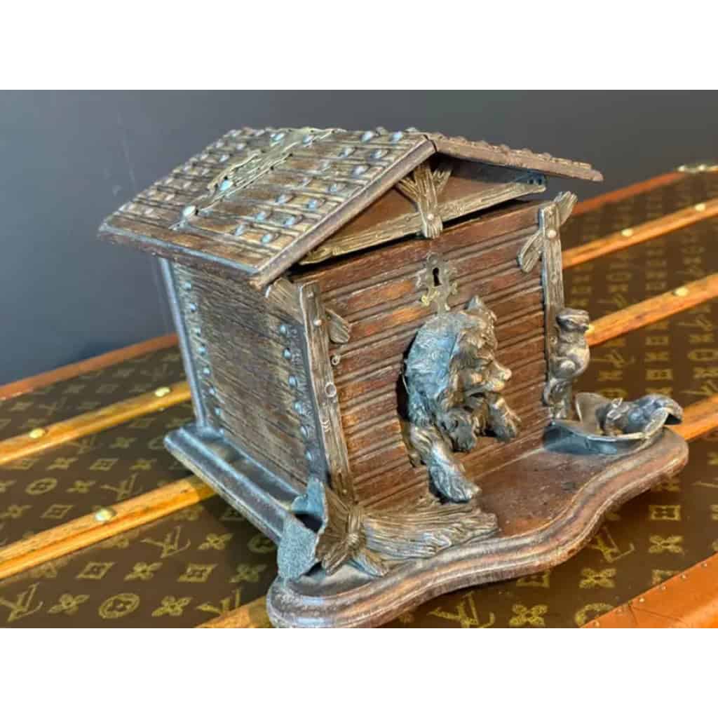 Cave à cigares ancienne en bois sculpté et décor de chien 15 Cave à cigares ancienne en bois sculpté et décor de chien 15