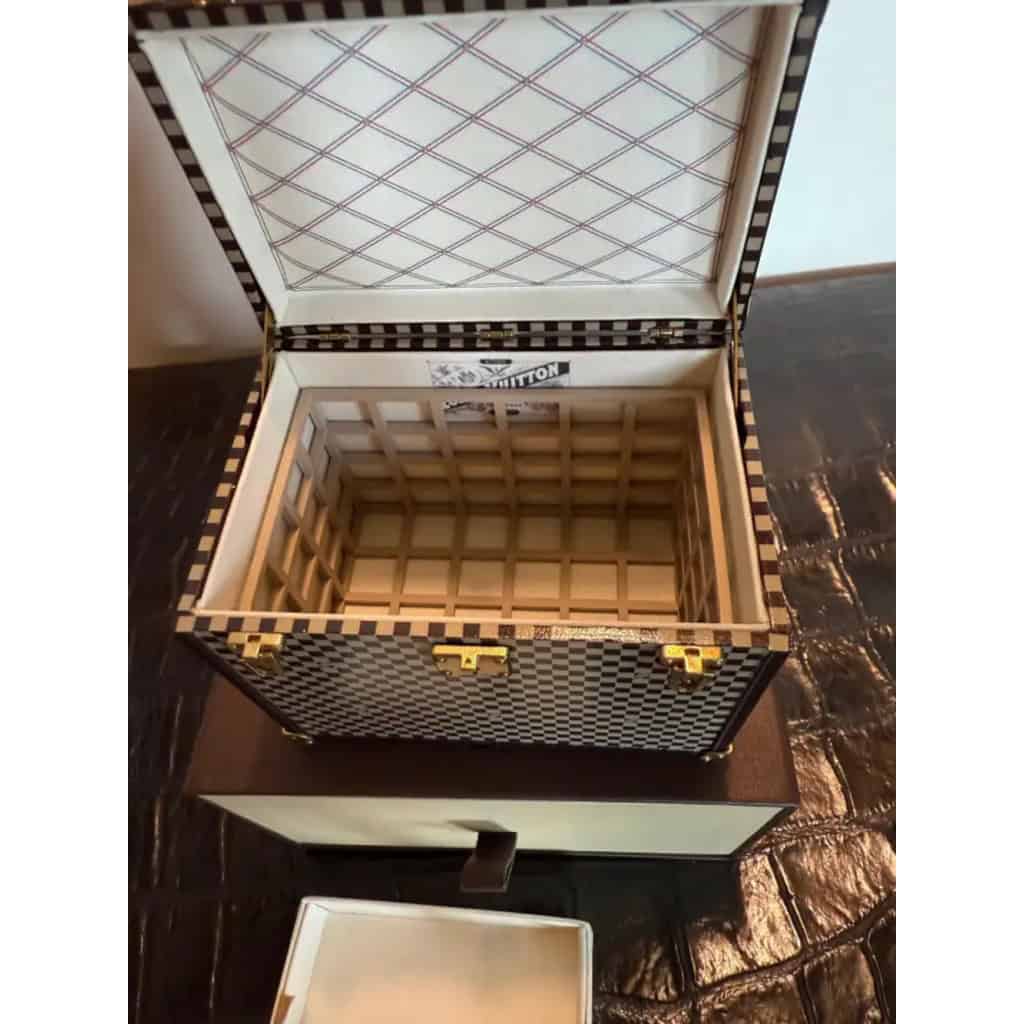 Presse papier Louis Vuitton edition limitée, mini coffret a bijoux Vuitton en forme de malle 16