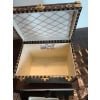 Presse papier Louis Vuitton edition limitée, mini coffret a bijoux Vuitton en forme de malle 34