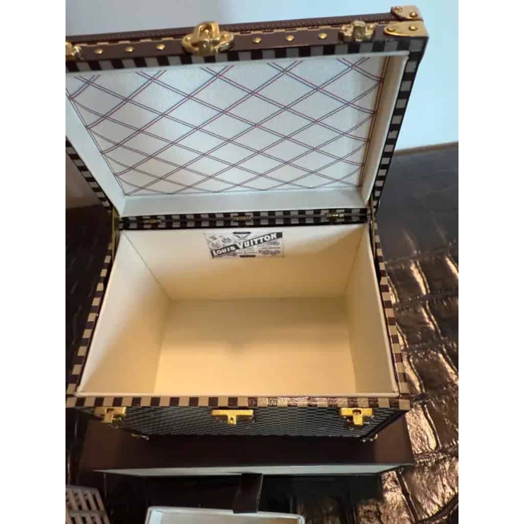Presse papier Louis Vuitton edition limitée, mini coffret a bijoux Vuitton en forme de malle 17