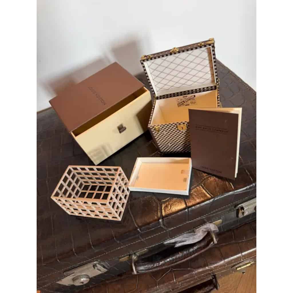 Presse papier Louis Vuitton edition limitée, mini coffret a bijoux Vuitton en forme de malle 18