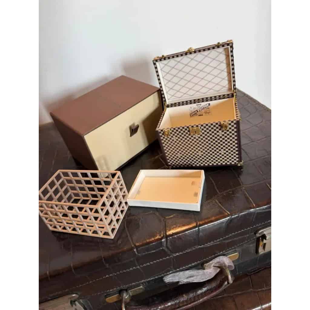 Presse papier Louis Vuitton edition limitée, mini coffret a bijoux Vuitton en forme de malle 19