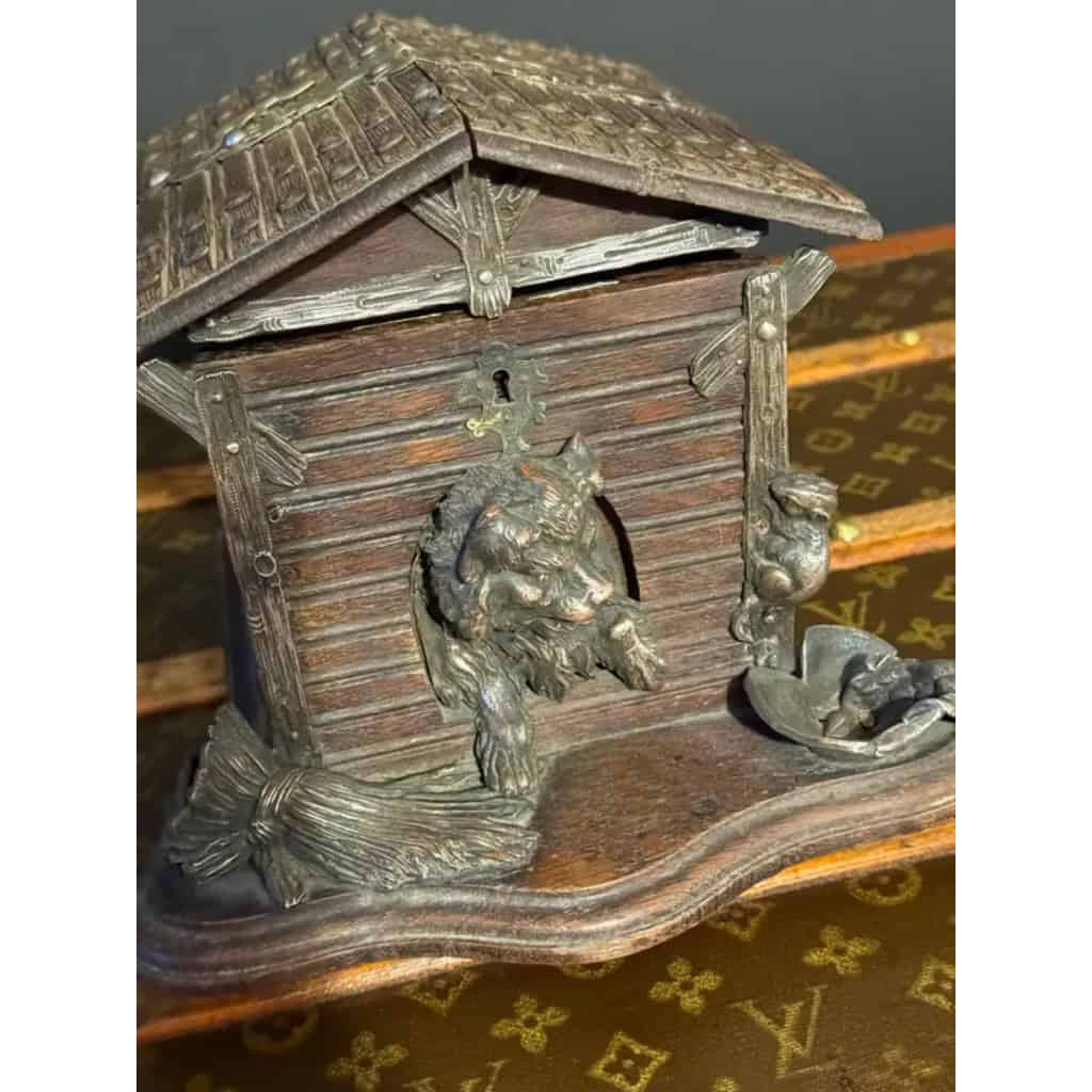 Cave à cigares ancienne en bois sculpté et décor de chien 5 Cave à cigares ancienne en bois sculpté et décor de chien 5