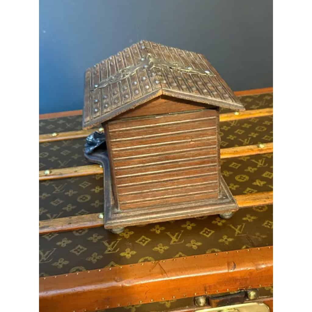 Cave à cigares ancienne en bois sculpté et décor de chien 7 Cave à cigares ancienne en bois sculpté et décor de chien 7