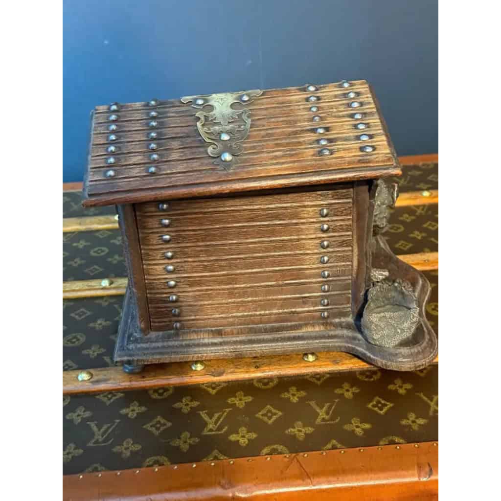 Cave à cigares ancienne en bois sculpté et décor de chien 8 Cave à cigares ancienne en bois sculpté et décor de chien 8