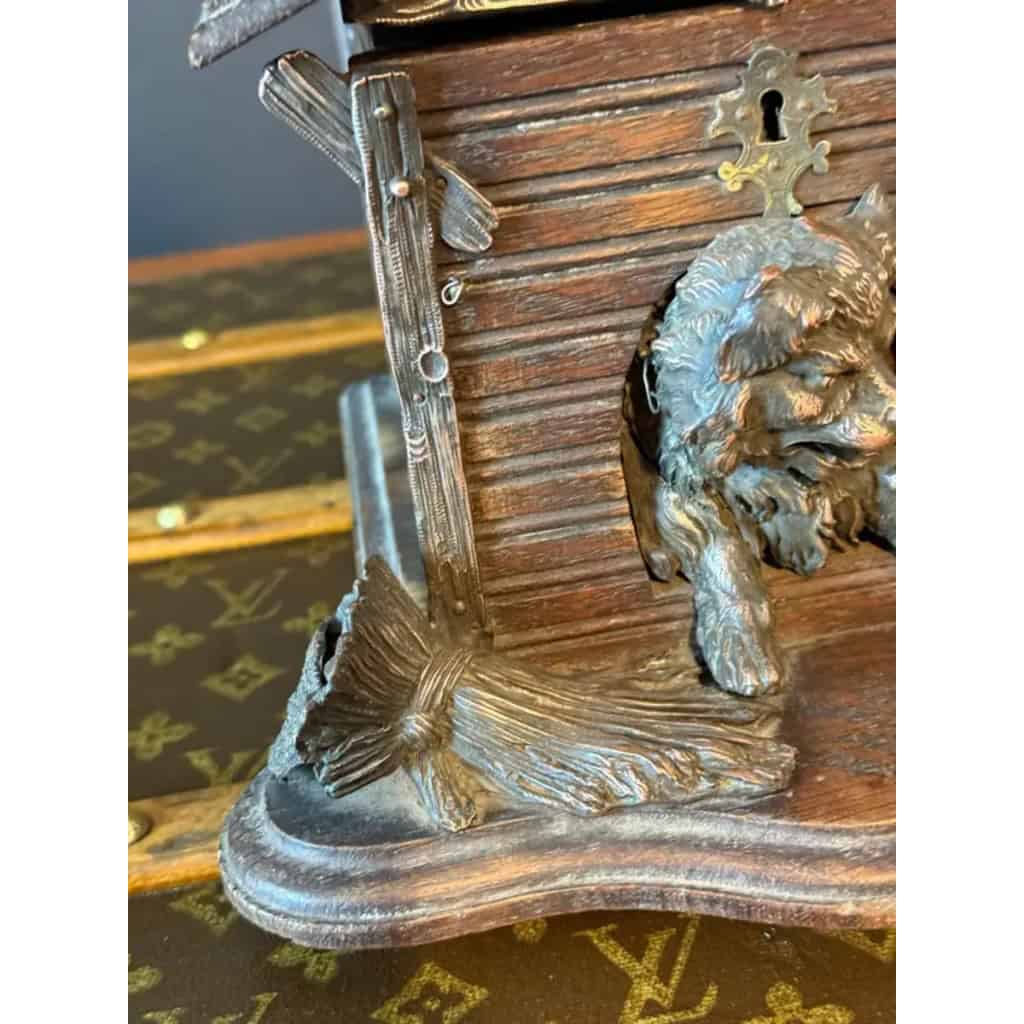 Cave à cigares ancienne en bois sculpté et décor de chien 10 Cave à cigares ancienne en bois sculpté et décor de chien 10