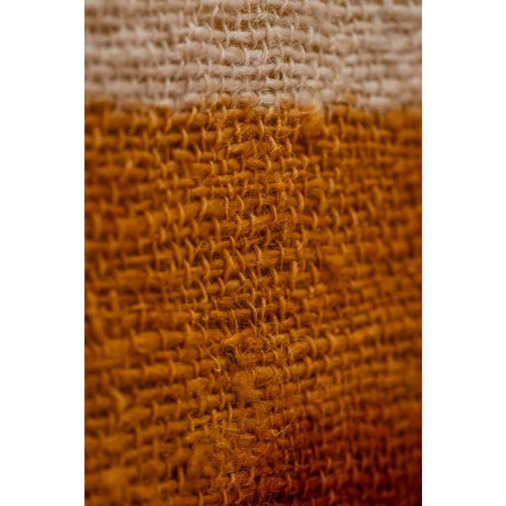 Triptyque à décor géométrique en laine tissée. Travail artisanal, 20e siècle. 8