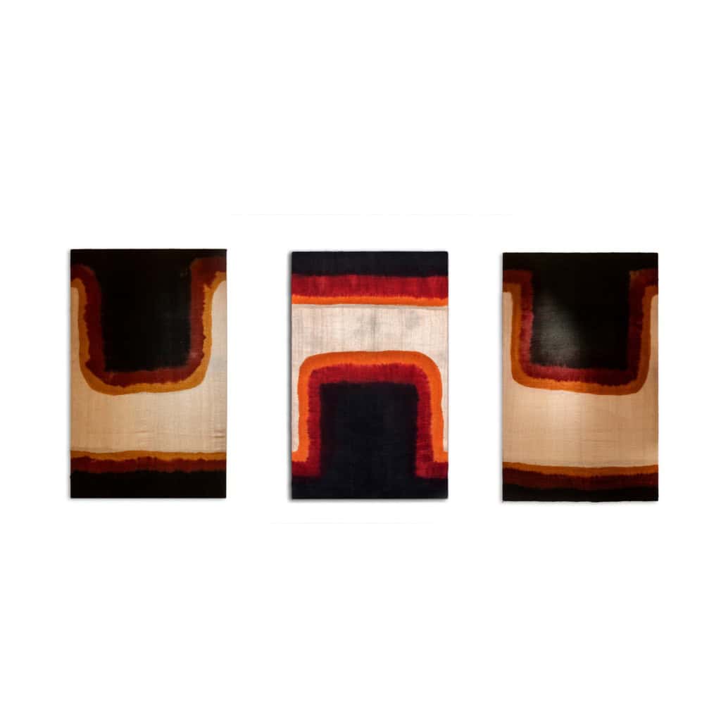 Triptyque à décor géométrique en laine tissée. Travail artisanal, 20e siècle. 3