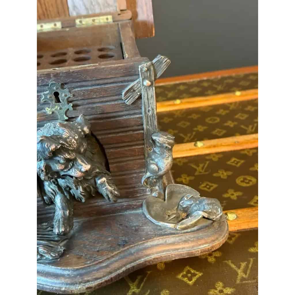 Cave à cigares ancienne en bois sculpté et décor de chien 11 Cave à cigares ancienne en bois sculpté et décor de chien 11