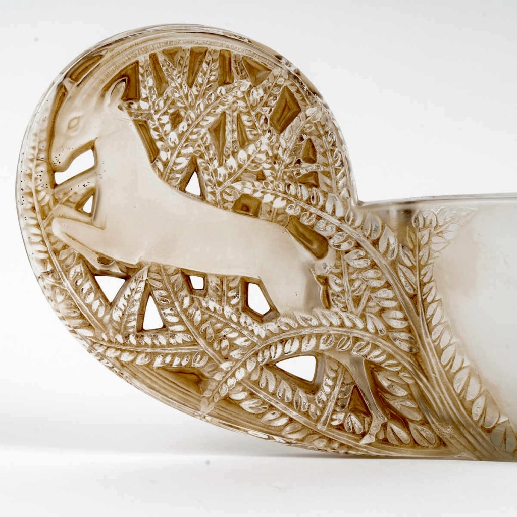 1927 René Lalique – Jardinière Coupe Saint Hubert Verre Blanc Patiné Sépia 7