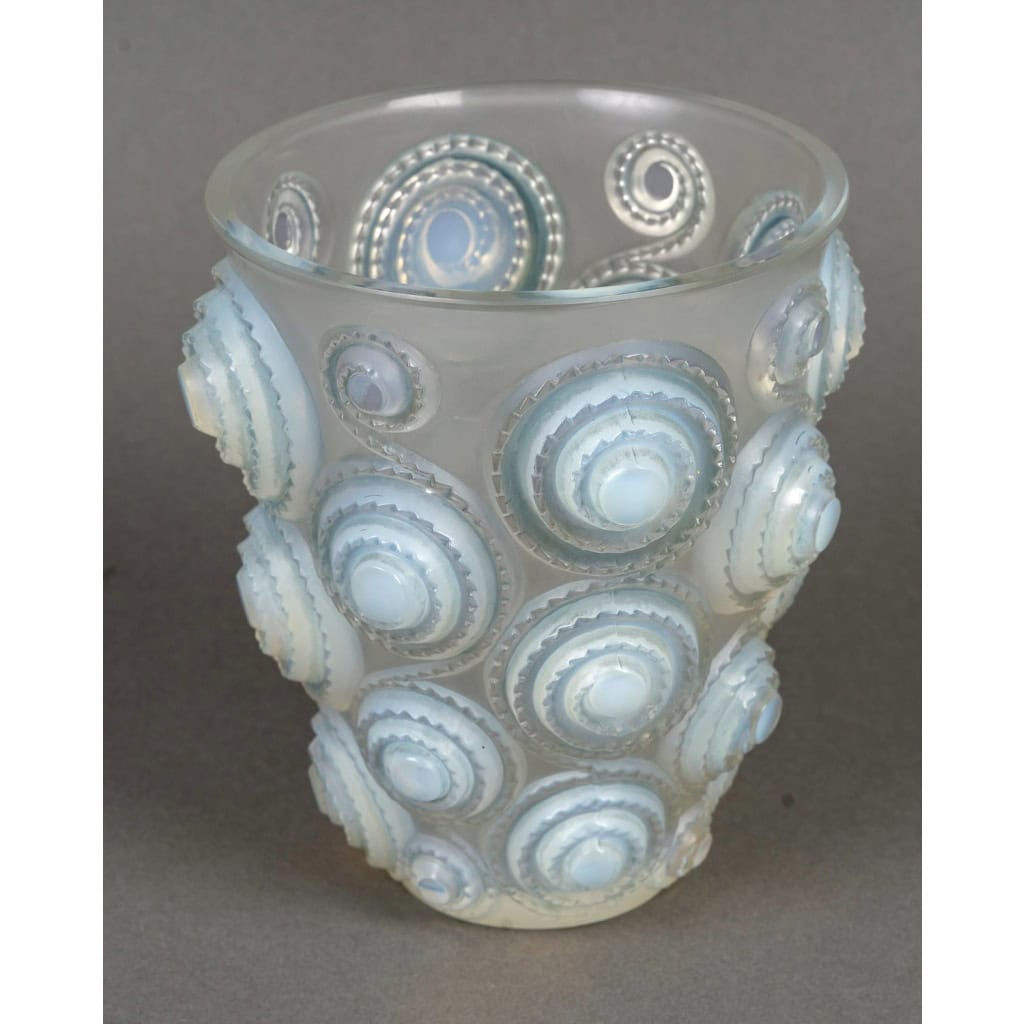 1930 René Lalique – Vase Spirales Verre Opalescent Patiné Bleu 4 1930 René Lalique – Vase Spirales Verre Opalescent Patiné Bleu 4