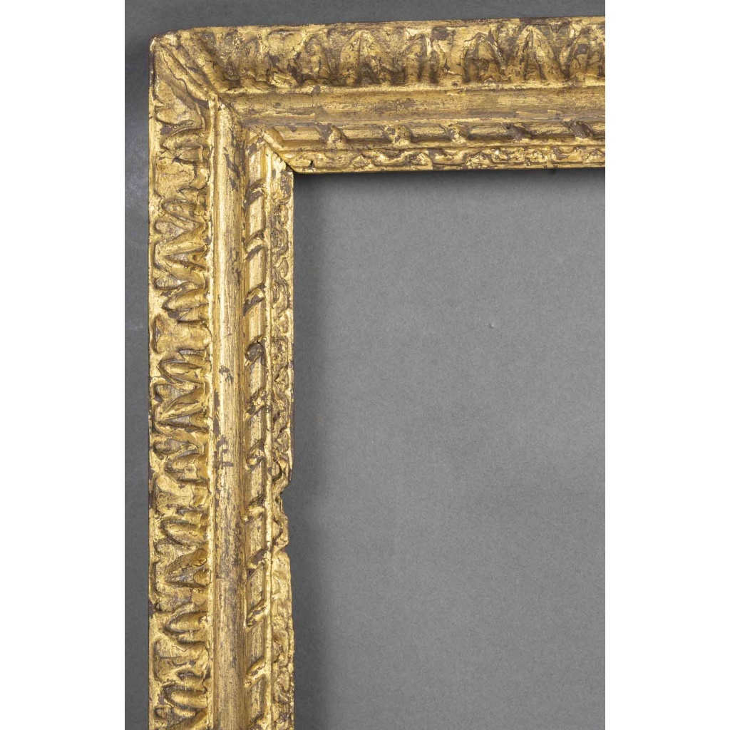 Cadre en bois sculpté doré d’époque Louis XIII 4