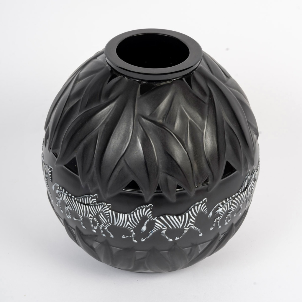 1991 Marie-Claude Lalique – Vase Tanzania Cristal Noir Emaillé Blanc 5