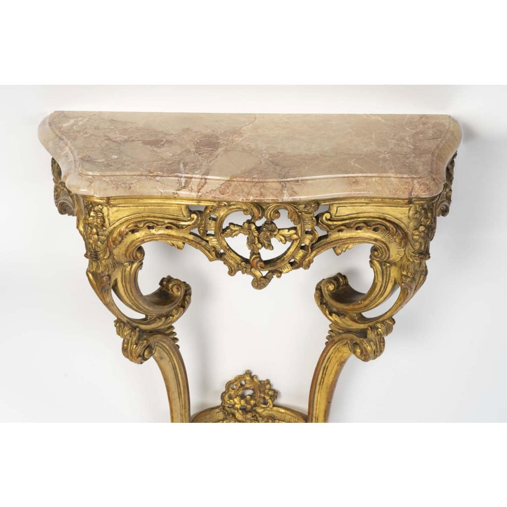 Paire de consoles en bois doré de style Louis XV (1724-1774), d’époque Napolon III, XIXème siècle. 6 Paire de consoles en bois doré de style Louis XV (1724-1774), d’époque Napolon III, XIXème siècle. 6