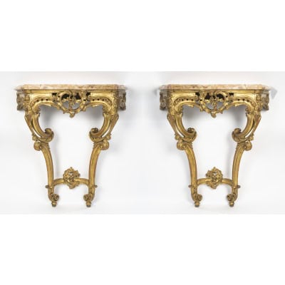 Paire de consoles en bois doré de style Louis XV (1724-1774), d’époque Napolon III, XIXème siècle. Paire de consoles en bois doré de style Louis XV (1724-1774), d’époque Napolon III, XIXème siècle.