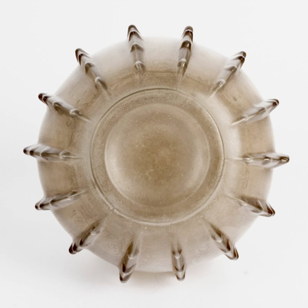 1912 René Lalique – Vase Dentelé Verre Blanc Patiné Sépia 9