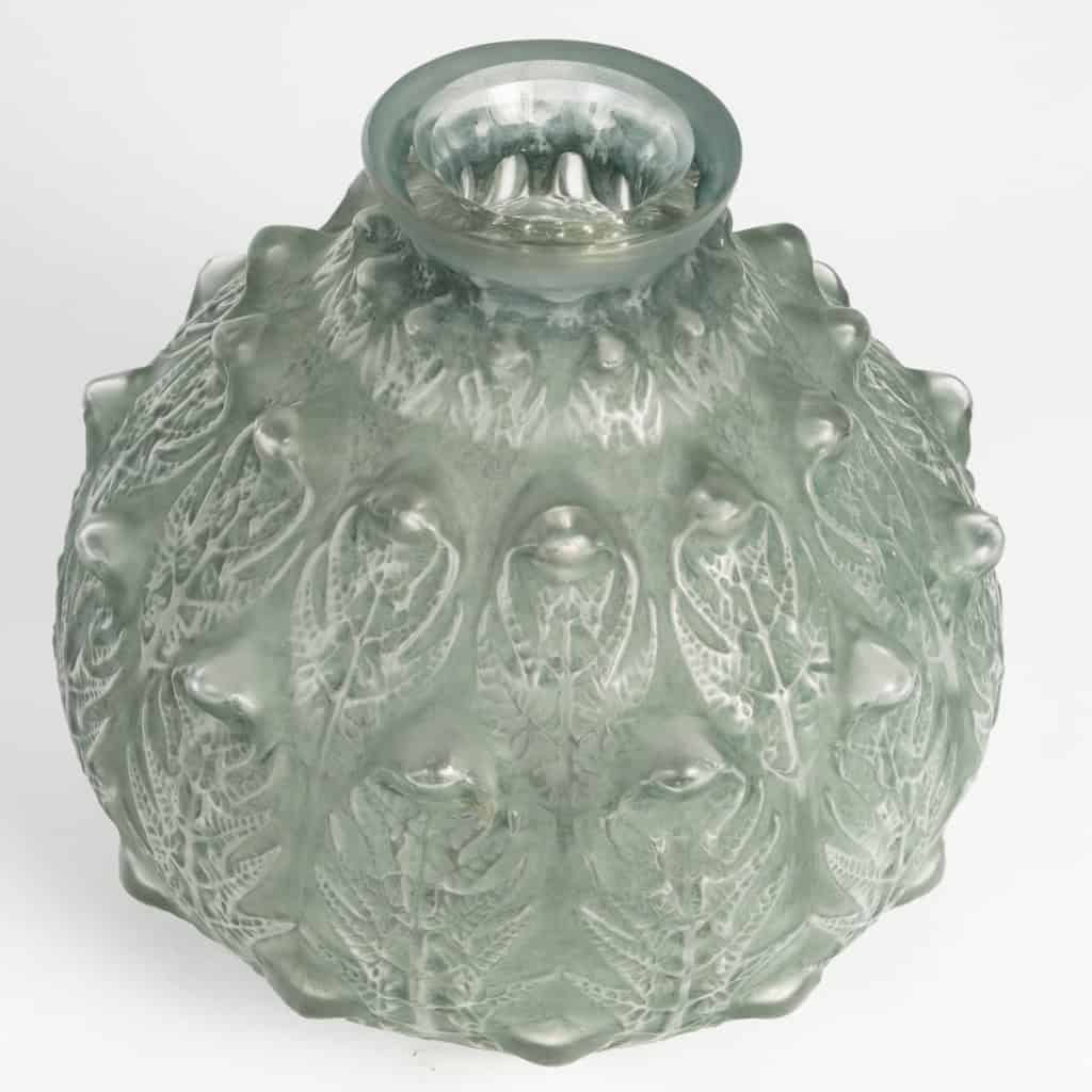 1912 René Lalique – Vase Fougères Verre Blanc Patiné Vert 4