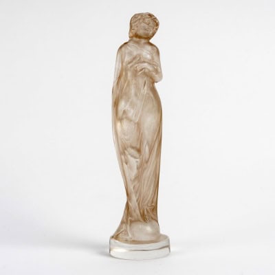 1912 René Lalique – Statuette Moyenne Voilée Verre Blanc Patiné Sépia