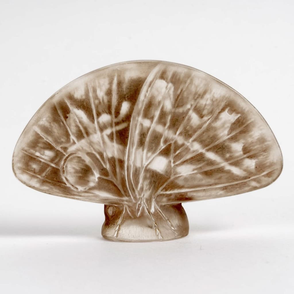 1919 René Lalique – Cachet Papillons Ailes Ouvertes Verre Blanc Patiné Sépia 3 1919 René Lalique – Cachet Papillons Ailes Ouvertes Verre Blanc Patiné Sépia 3