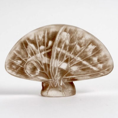 1919 René Lalique – Cachet Papillons Ailes Ouvertes Verre Blanc Patiné Sépia