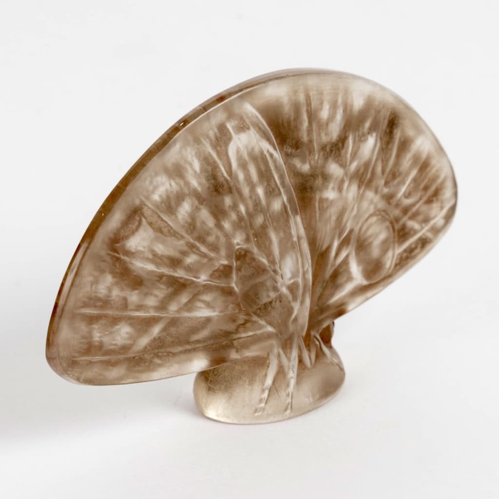 1919 René Lalique – Cachet Papillons Ailes Ouvertes Verre Blanc Patiné Sépia 5 1919 René Lalique – Cachet Papillons Ailes Ouvertes Verre Blanc Patiné Sépia 5