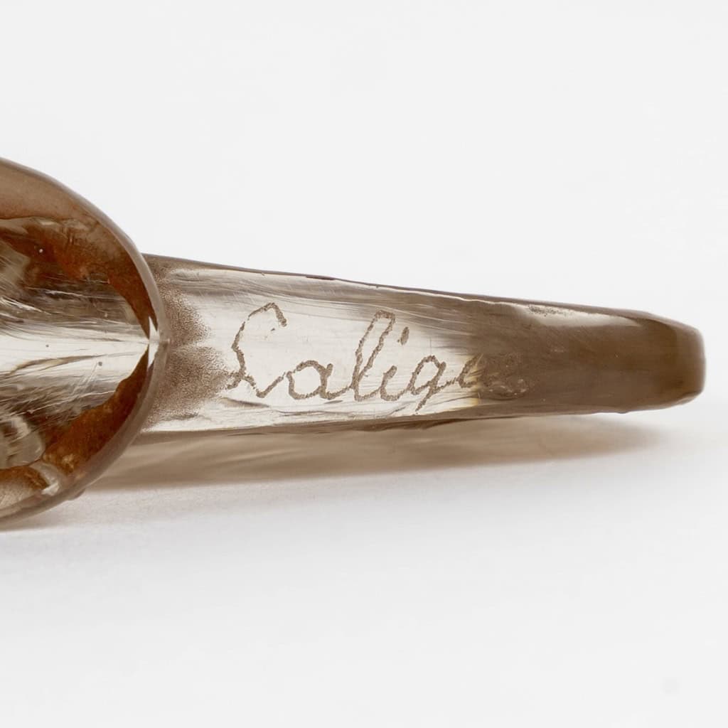 1919 René Lalique – Cachet Papillons Ailes Ouvertes Verre Blanc Patiné Sépia 7 1919 René Lalique – Cachet Papillons Ailes Ouvertes Verre Blanc Patiné Sépia 7