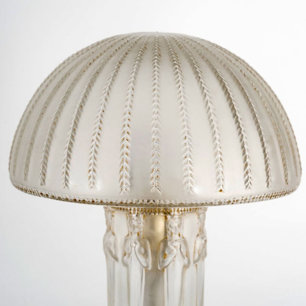 1920 René Lalique – Lampe Cariatides Verre Blanc Patiné Sépia 6