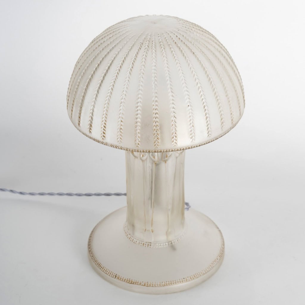 1920 René Lalique – Lampe Cariatides Verre Blanc Patiné Sépia 5