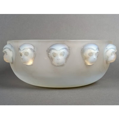 1928 René Lalique – Coupe Madagascar Singes Verre Opalescent Patiné Gris