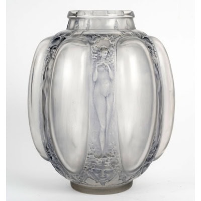 1912 René Lalique – Vase Six Figurines et Masques Verre Blanc Patiné Bleu