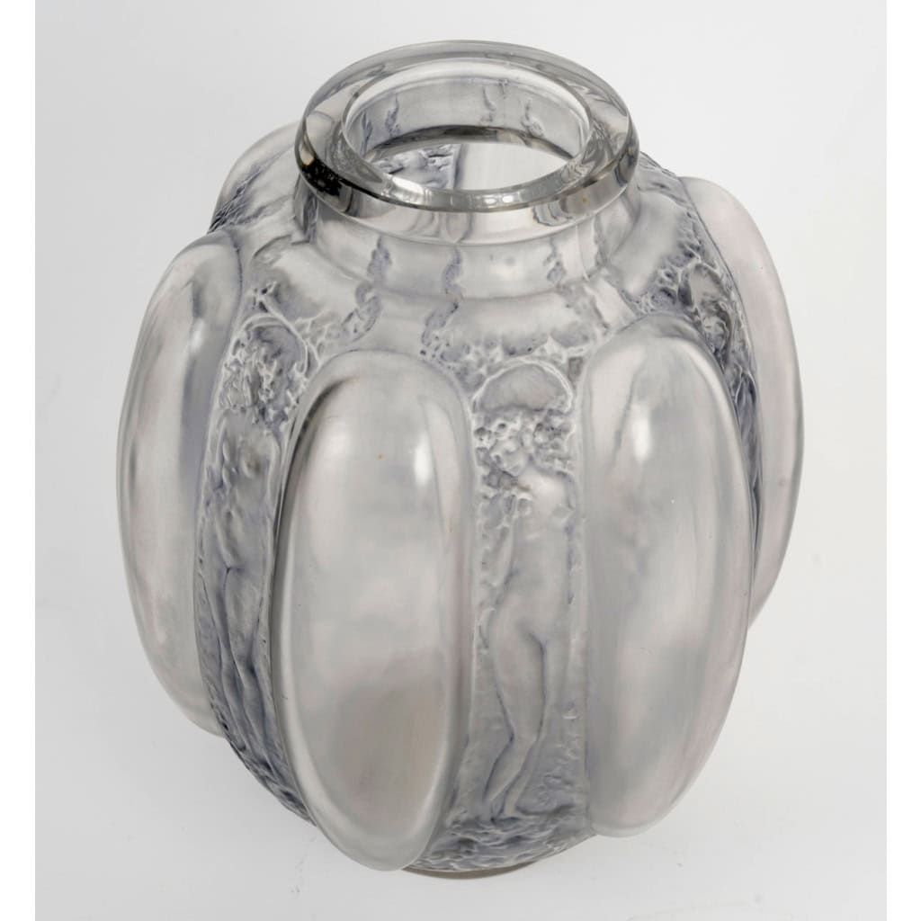 1912 René Lalique – Vase Six Figurines et Masques Verre Blanc Patiné Bleu 8