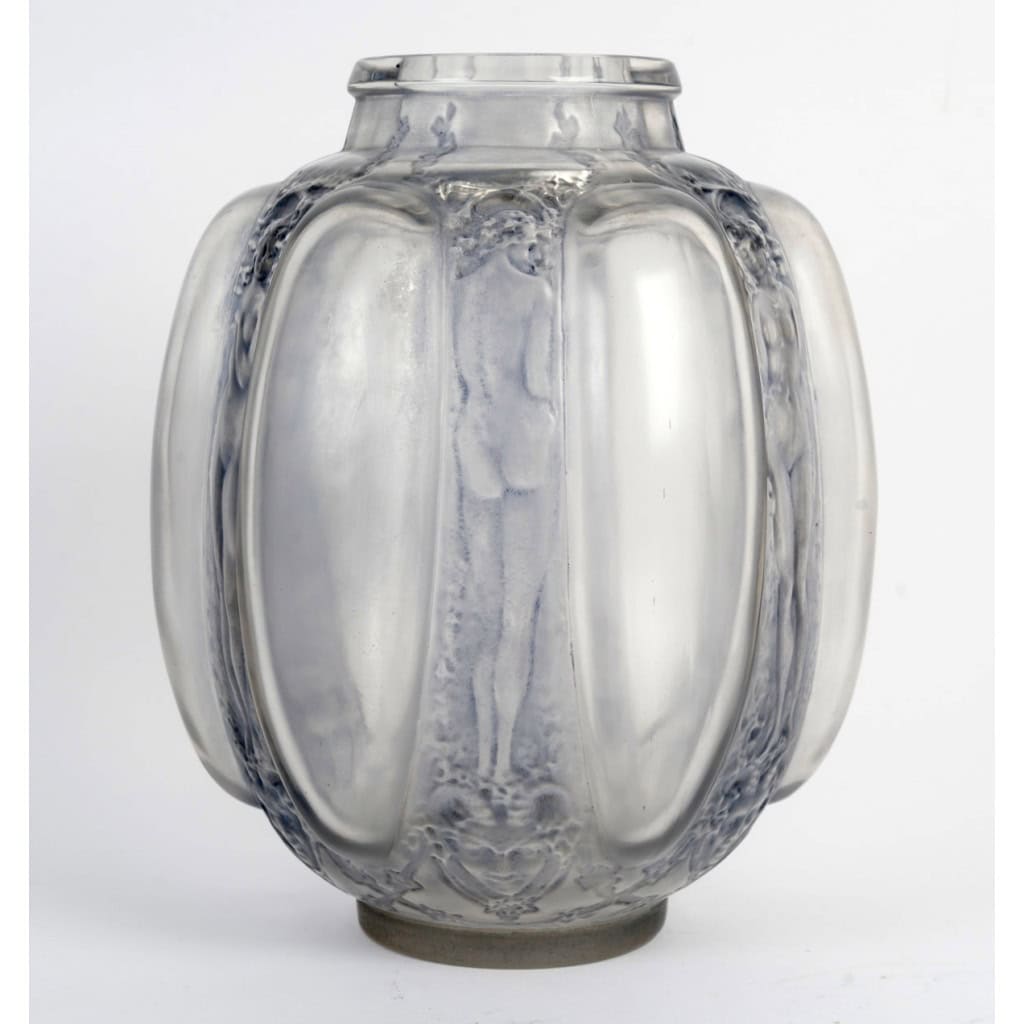 1912 René Lalique – Vase Six Figurines et Masques Verre Blanc Patiné Bleu 7