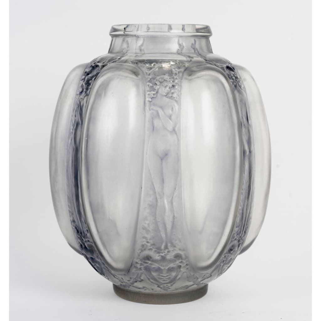 1912 René Lalique – Vase Six Figurines et Masques Verre Blanc Patiné Bleu 6