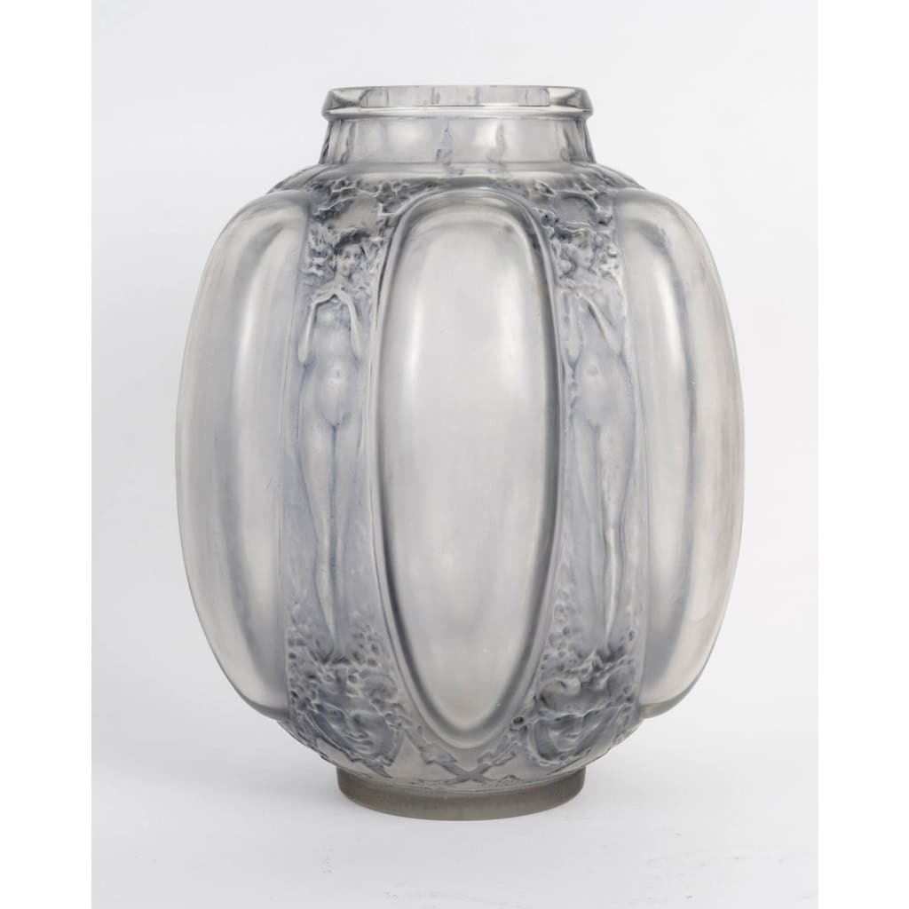 1912 René Lalique – Vase Six Figurines et Masques Verre Blanc Patiné Bleu 5