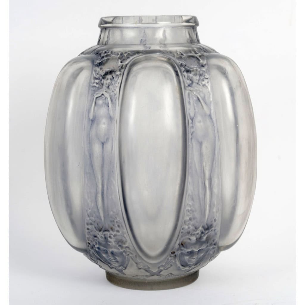 1912 René Lalique – Vase Six Figurines et Masques Verre Blanc Patiné Bleu 4