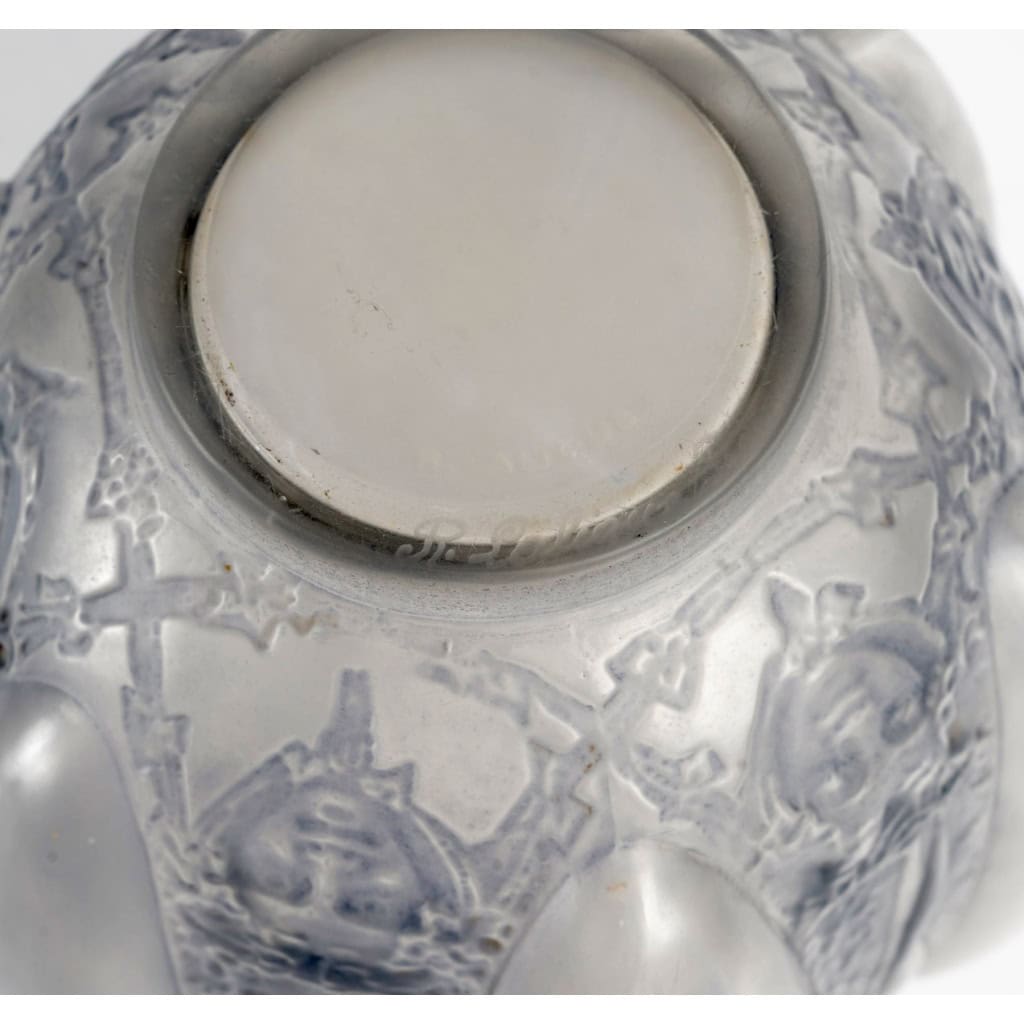 1912 René Lalique – Vase Six Figurines et Masques Verre Blanc Patiné Bleu 9