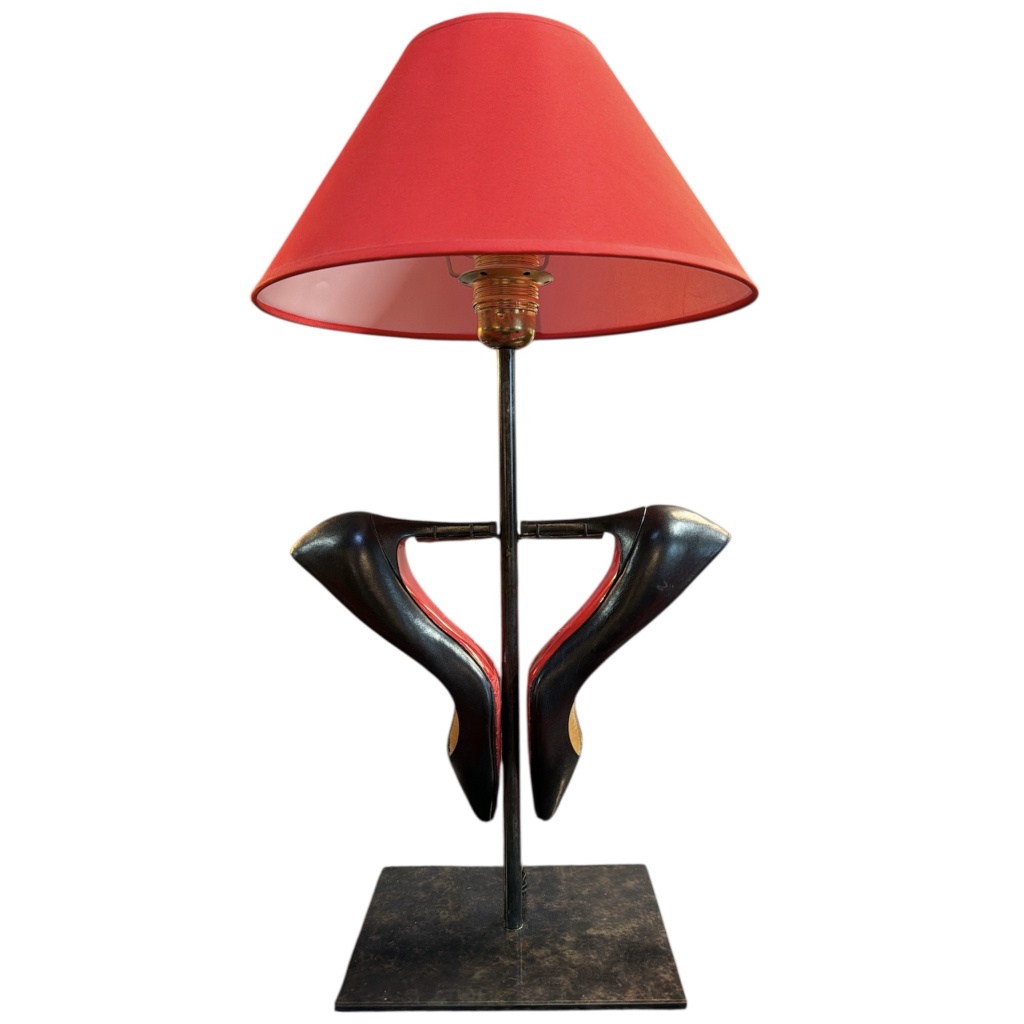 Lampe Cendrillon deux chaussures Louboutin montées en lampe. 7