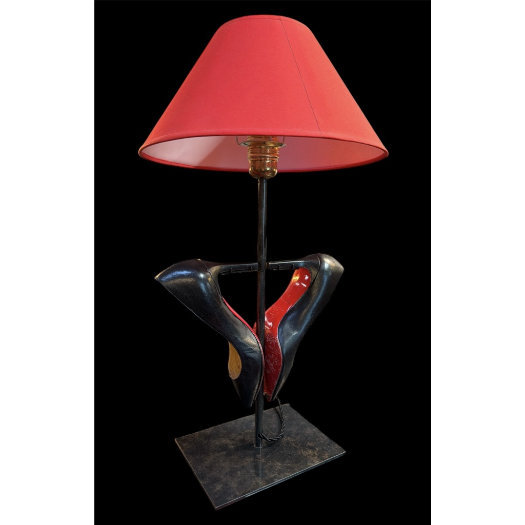 Lampe Cendrillon deux chaussures Louboutin montées en lampe. 10