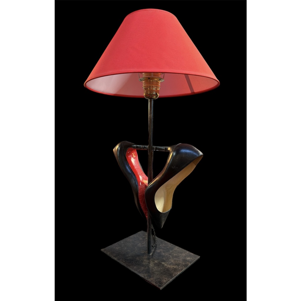 Lampe Cendrillon deux chaussures Louboutin montées en lampe. 8