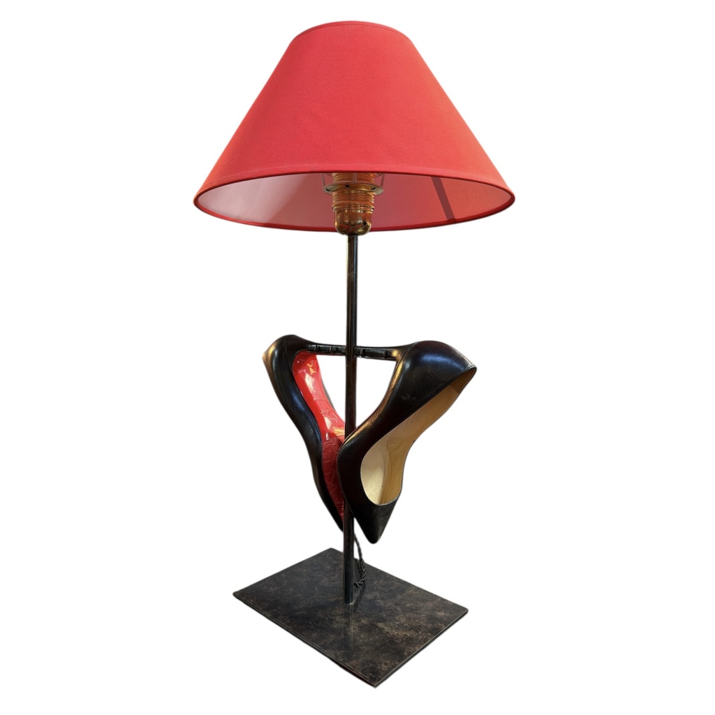 Lampe Cendrillon deux chaussures Louboutin montées en lampe. 4