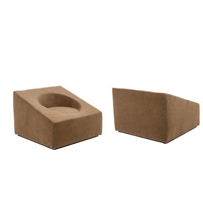 Paire de fauteuils cubiques en tissu mohair beige. Contemporains LS66542202 Paire de fauteuils cubiques en tissu mohair beige. Contemporains LS66542202