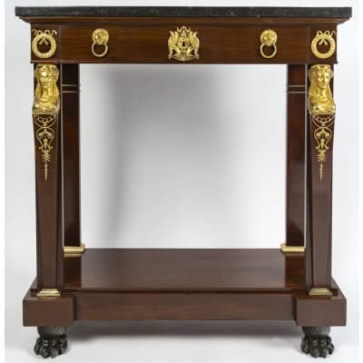 Petite console en acajou et bronze doré, d’époque Ier empire (1804-18015), XIXème siècle. Petite console en acajou et bronze doré, d’époque Ier empire (1804-18015), XIXème siècle.