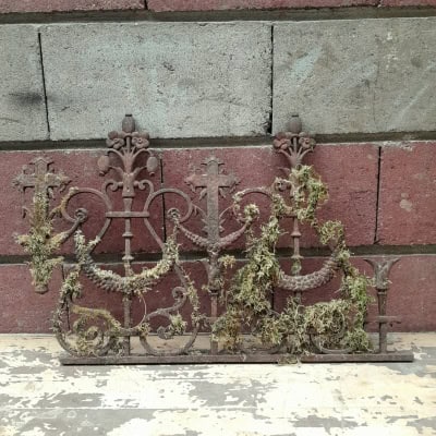 Morceau de grille de cimetière, XIXÈME, fonte de fer Morceau de grille de cimetière, XIXÈME, fonte de fer