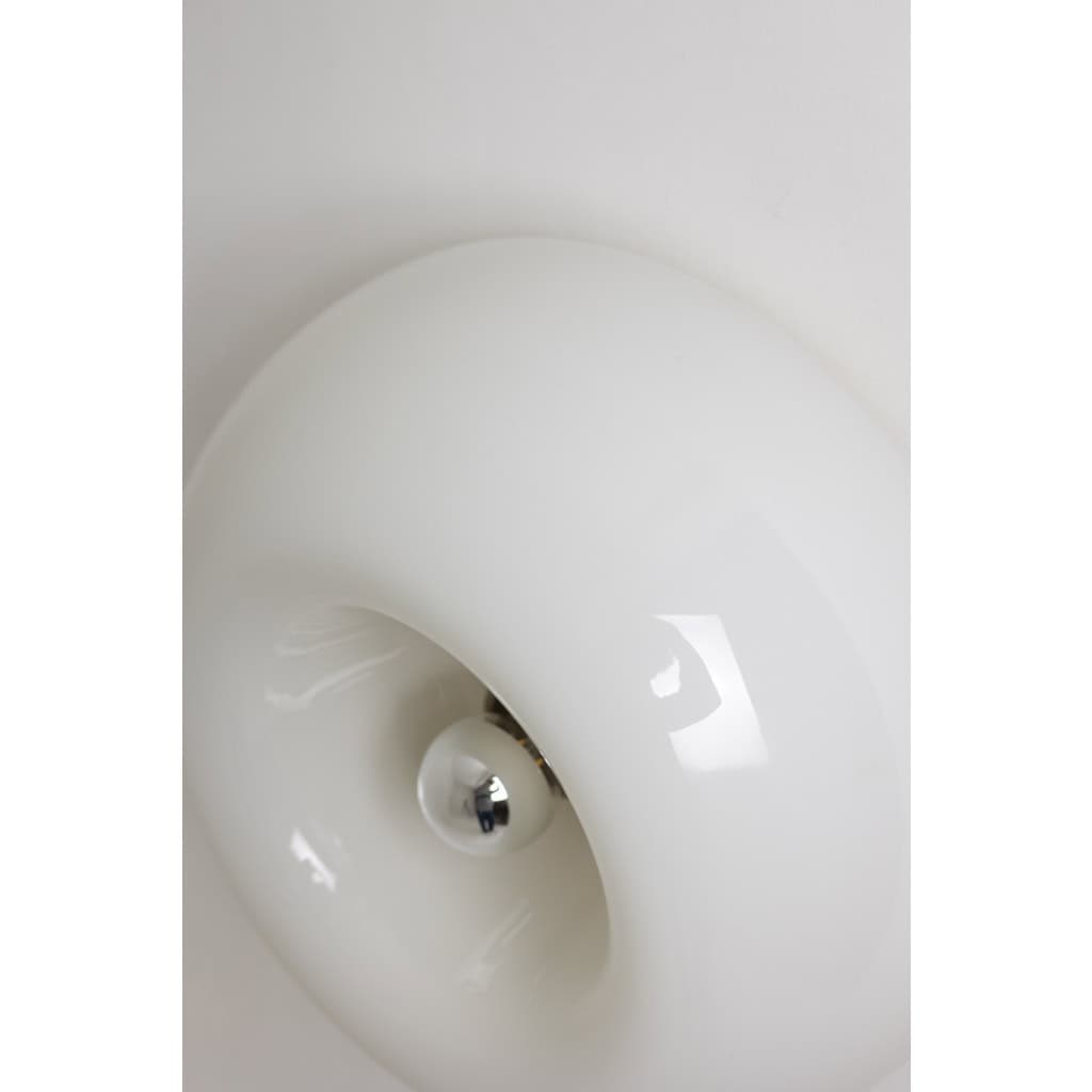 Castiglioni. Paire d’appliques en verre opalin. 20e siècle. 10