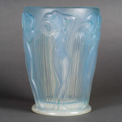 1926 René Lalique – Vase Danaïdes Verre Opalescent Patiné Bleu 1926 René Lalique – Vase Danaïdes Verre Opalescent Patiné Bleu