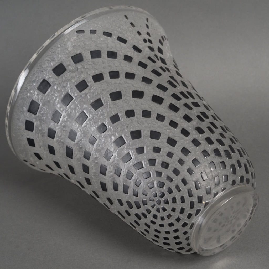 René LALIQUE – Vase « Damiers » créé en 1935 20