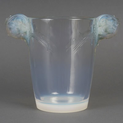 1926 René Lalique – Vase Chamarande Verre Opalescent Patiné Bleu 1926 René Lalique – Vase Chamarande Verre Opalescent Patiné Bleu