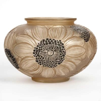 1923 René Lalique – Vase Dahlias Verre Blanc Emaillé Noir et Patiné Sépia 1923 René Lalique – Vase Dahlias Verre Blanc Emaillé Noir et Patiné Sépia